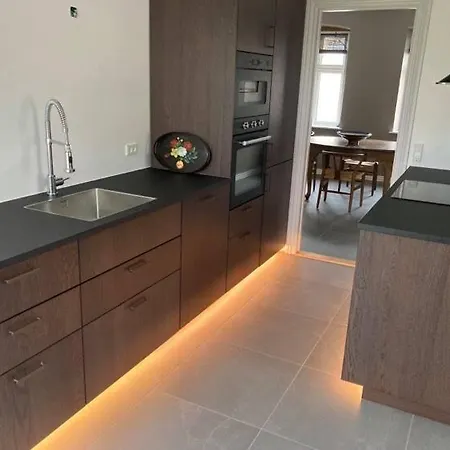 בית נופש Charming House In The Old Town - Renovated, Wifi, Garden *